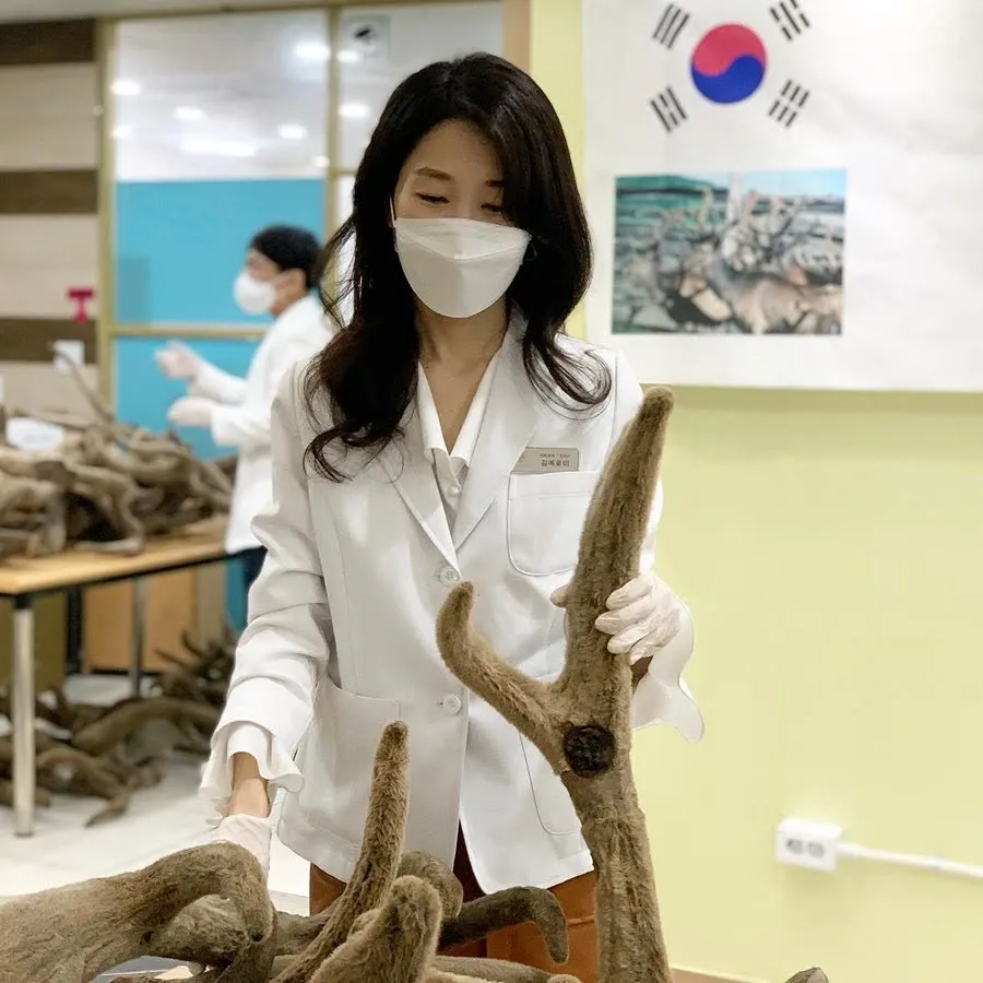 선별한 러시아산 원용을 살펴보는 김예로미 원장