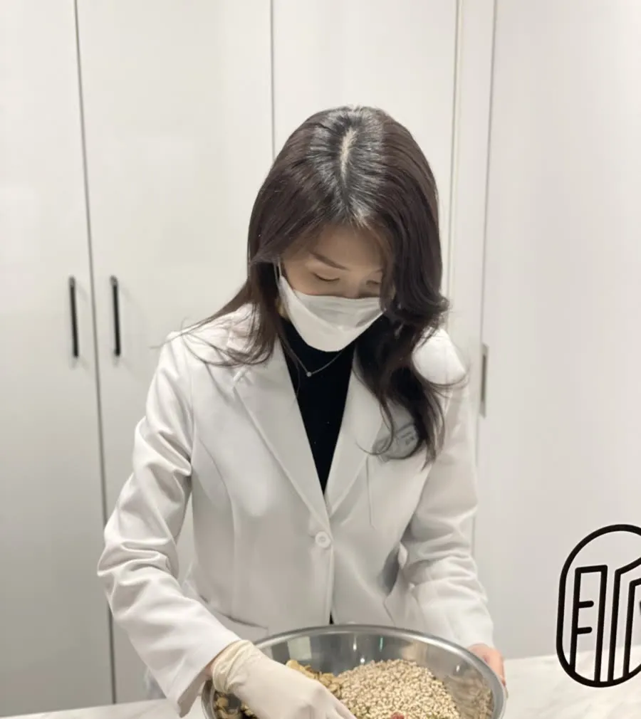 원장이 약재를 직접 검수하는 모습